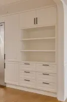 빌트인 수납장이 돋보이는 클래식 주방 팬트리